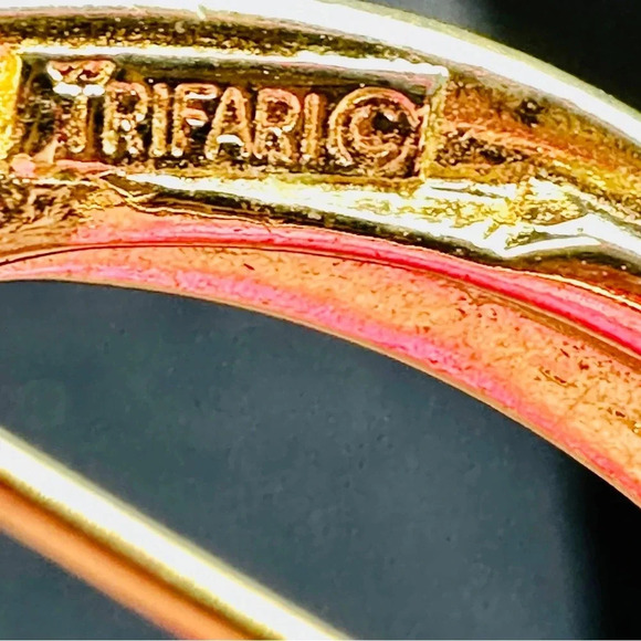 Vintage Circle Brooch Pins Crown Trifari and Gerrys Gold Tone Set of 2 5… - Picture 2 of 11